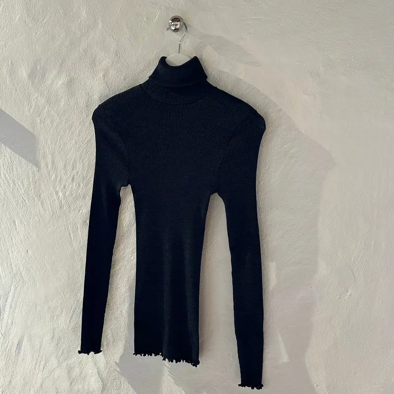 Uld & Silke Grey Long-Sleeve Ribbed Turtleneck Top, Style 3438 1